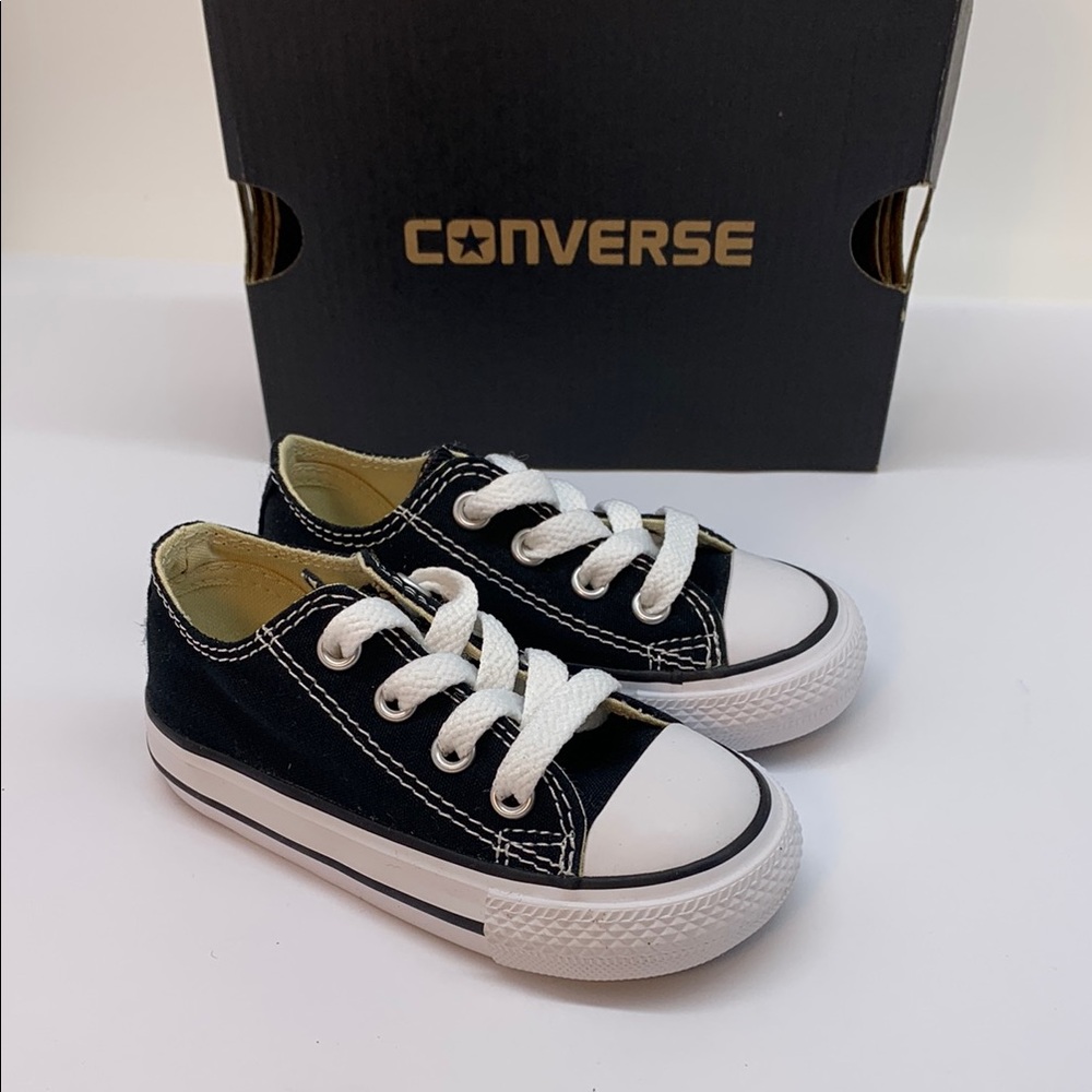 •Converse Chuck Taylor All Star OX Baby
Size 5 Black & White Color